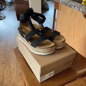 Steve Madden Kimmie sandals.